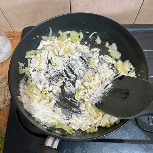 Tumis bawang bombay dengan margarin lalu masukkan terigu masak sebentar (agar soup tidak bau tepung)