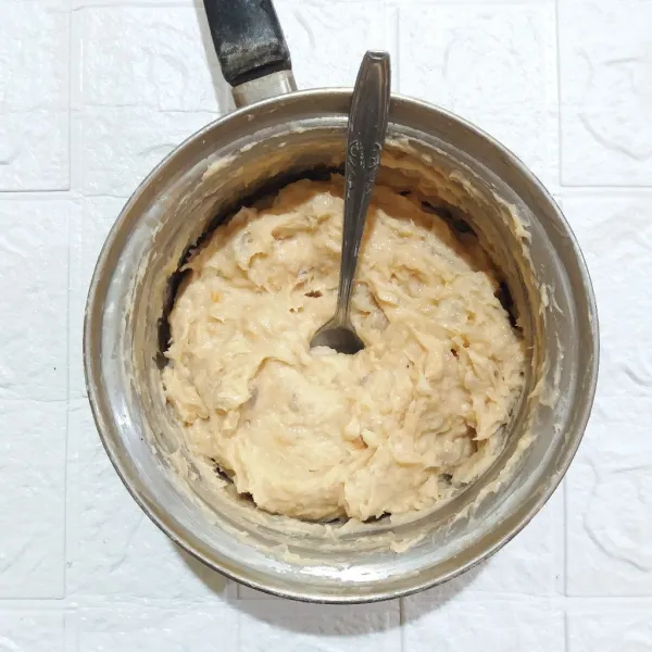 Masukkan tepung tapioka dan aduk hingga semua bahan tercampur rata.