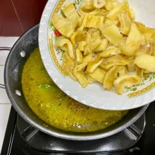 Tambahkan rambak, lalu masak sebentar.