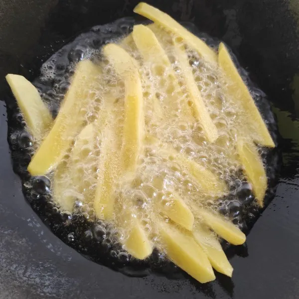 Potong kentang sesuai selera lalu goreng hingga kuning keemasan.