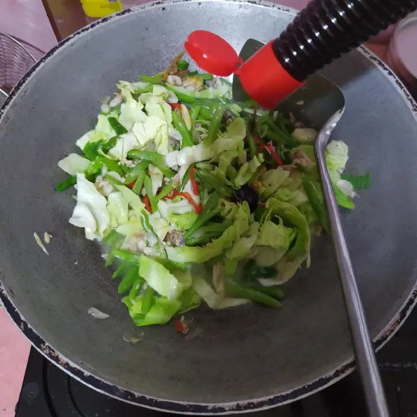 Bumbui garam, lada bubuk, kaldu jamur, gula dan saus tiram. Koreksi rasa.