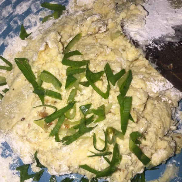 Setelah tercampur rata, masukkan daun bawang, aduk lagi sampai adonan bisa di bentuk. Jika terlalu encer bisa di tambahkan tepung tapioka.
