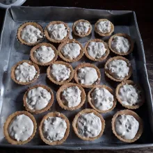 Tuang adonan ke dalam kulit pie hingga penuh.