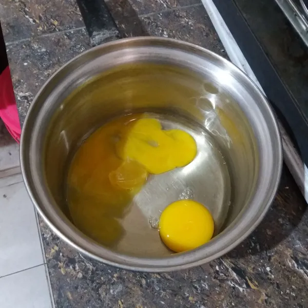 Mixer telur hingga berbusa, masukkan SP, mixer sebentar, tambahkan gula pasir secara bertahap 3x, dan mixer hingga adonan mengembang, putih, dan kental.