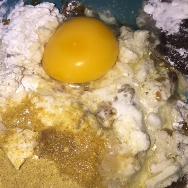 Lalu masukkan tepung terigu dan tepung tapioka, merica bubuk, garam, kaldu bubuk, bawang putih halus dan 1 butir telur. Aduk sampai rata.