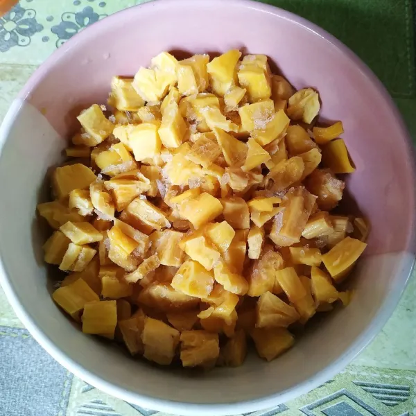 Potong-potong nangka sesuai selera.