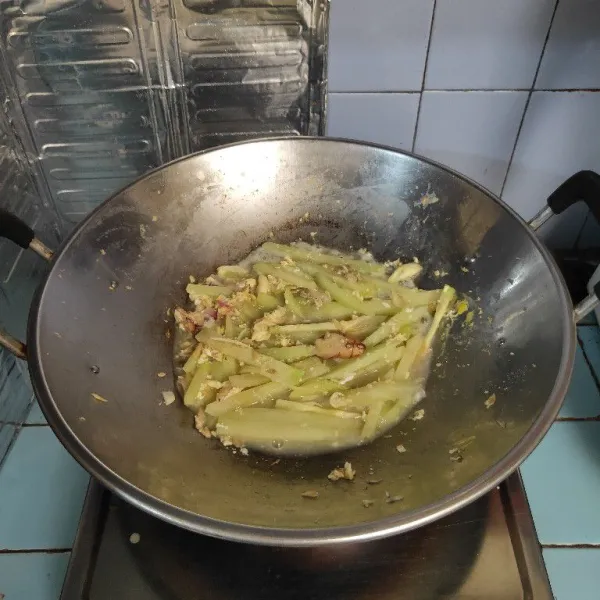 Masak hingga matang dan bumbu meresap.