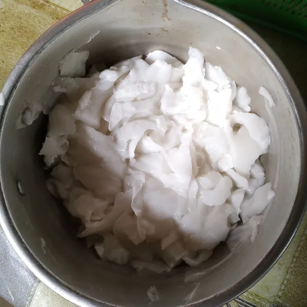 Serut jelly kelapa yang telah dibuat menggunakan serutan kelapa, sisihkan.