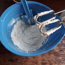 Tambahkan terigu, mixer rendah asal rata saja.