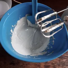 Mixer kuning telur, gula, susu dan SP hingga mengembang dan kental.