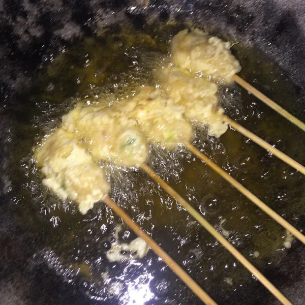 Kocok 1 butir telur di dalam mangkok atau gelas, bisa dikasih sedikit tepung, lalu celupkan sempolan yang sudah matang tadi kedalam telur lalu goreng sampai kuning keemasan. Sajikan menggunakan cocolan saos.