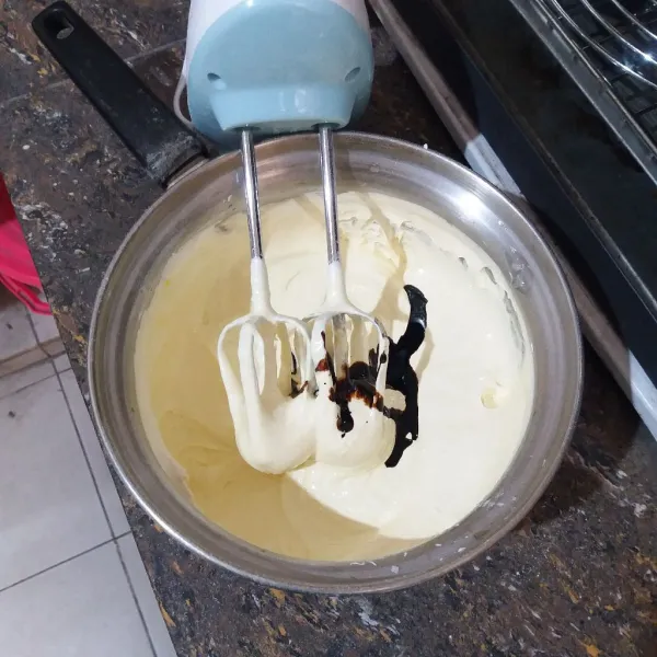 Masukkan vanili cair dan pasta moka dan mixer hingga semua bahan tercampur rata.
