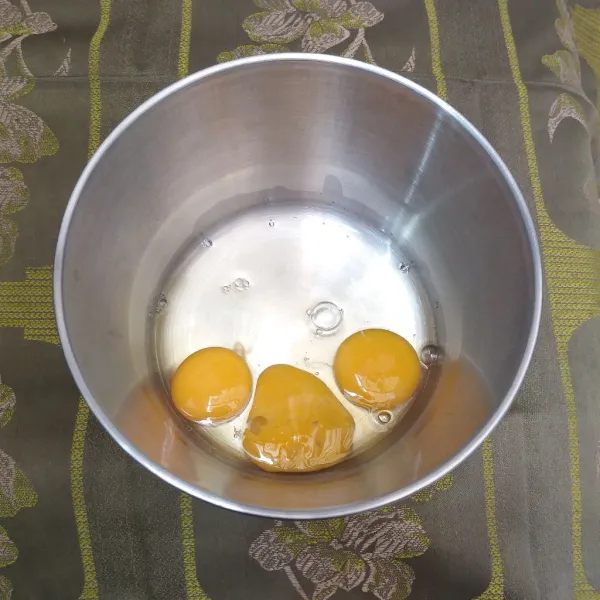 Mixer telur hingga berbusa, masukkan SP, tambahkan gula pasir secara bertahap 3x, mixer hingga adonan mengembang, putih, dan kental.