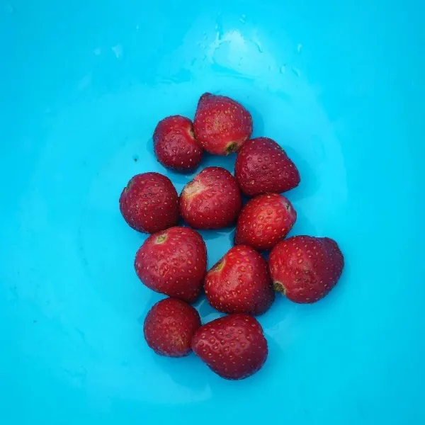 Cuci bersih strawberry dengan sabun khusus buah dan sayur, kemudian tiriskan.