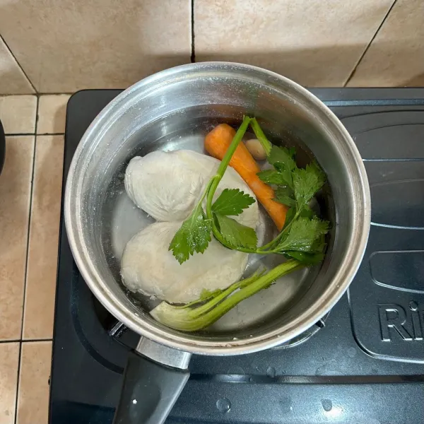 Buat kuah kaldu terlebih dahulu. Rebus dada ayam dengan seledri, wortel, bawang putih dan sedikit garam dengan api kecil selama 30 menit.