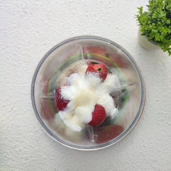 Masukkan strawberry, gula, whipcream bubuk dan yogurt plain ke dalam jar blender.