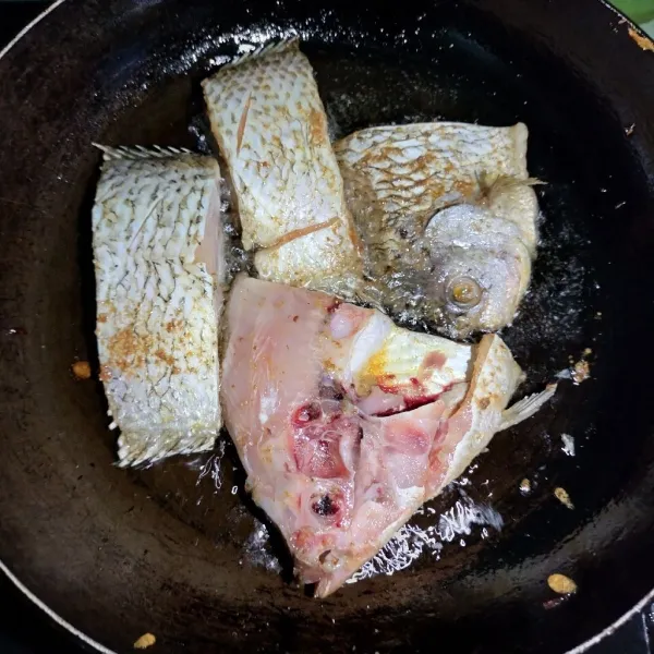 Langkah yang pertama cuci bersih ikan gurami lalu potong sesuai selera lalu marinasi dan goreng hingga matang dan sisihkan.