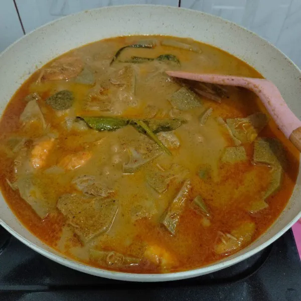 Masak hingga semua matang dan santan mengental mengeluarkan minyak. Siap disajikan.