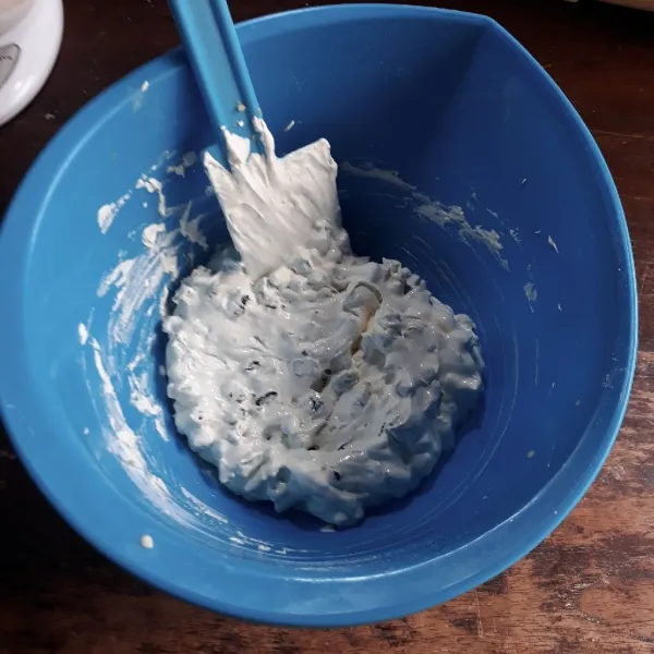 Masukkan manisan pepaya dan kismis, aduk rata dengan spatula.