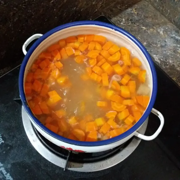 Masukkan wortel dan rebus hingga setengah matang.
