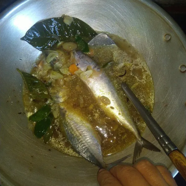 Masukkan ikan dan cabe rawit. Masak dengan api kecil.