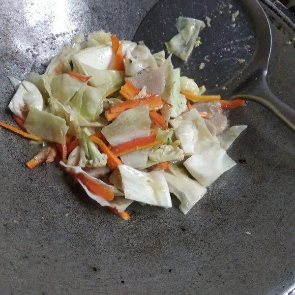 Masukkan sayuran dan bakso. Tambahkan air, garam dan kaldu bubuk. Masak sampai sayuran matang.