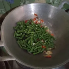 Masukkan kacang panjang, air masak hingga sayuran agak lunak.