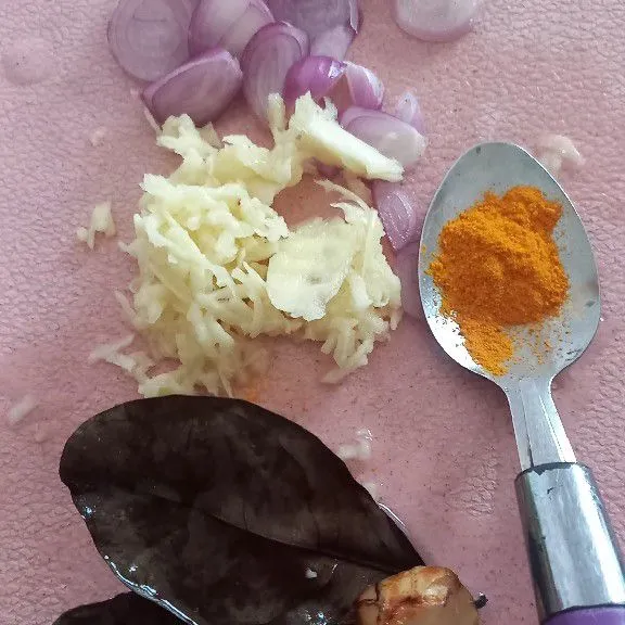 Iris bawang merah dan bawang putih. Geprek lengkuas dan jahe.