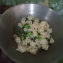 Masukkan kulit sapi, petai, aduk rata.