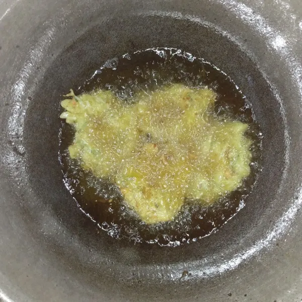 Lalu goreng menggunakan minyak panas masak hingga berwarna kuning kecoklatan dan siap dihidangkan.
