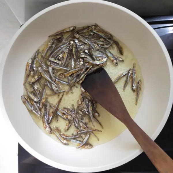 Panaskan minyak, kemudian goreng ikan asin tawar hingga matang dan kering, lalu angkat dan tiriskan.