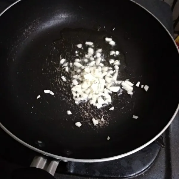 Panaskan minyak, tumis bawang putih sampai harum.