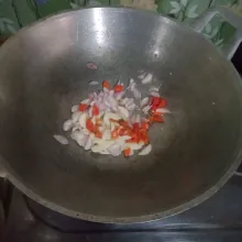 Tumis bumbu iris hingga harum dan matang.