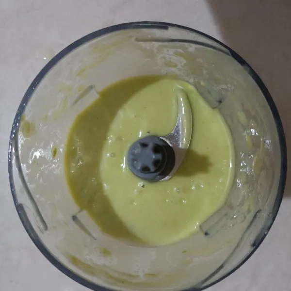 Lalu blender alpukat dan susu kental manis. Sisihkan.