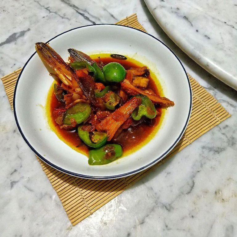 Daftar bahan-bahan untuk Tumis Cumi Asin Cabe Gendot yang disusun rapi di meja dapur