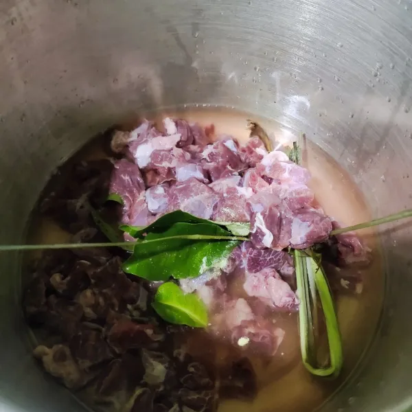 Bersihkan daging kemudian potong dadu, masukan ke panci presto beri salam ,serai, dan daun jeruk.