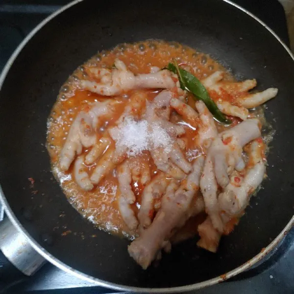 Tambahkan air secukupnya, masukan ceker ayam dan beri bumbu kecap manis, garam, gula dan penyedap rasa.