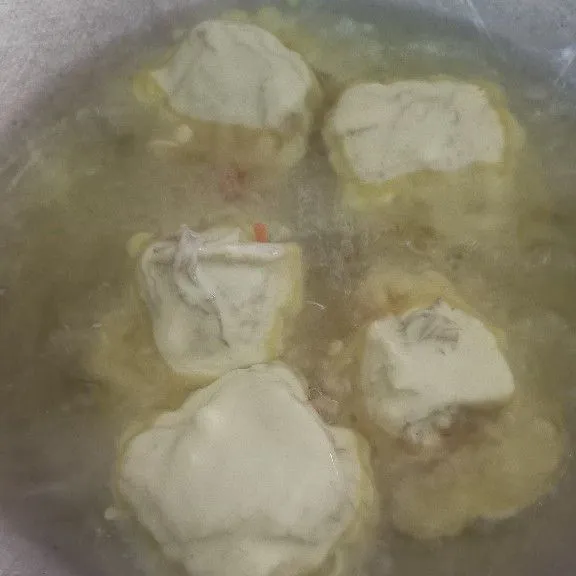 Goreng tahu isi hingga kuning kecoklatan.