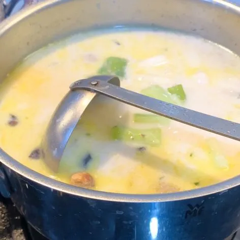 Masukkan bawang pre, sup siap disajikan.