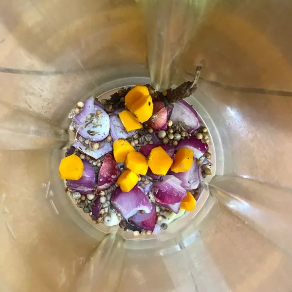 Siapkan semua bumbu halus, lalu blender hingga halus.
