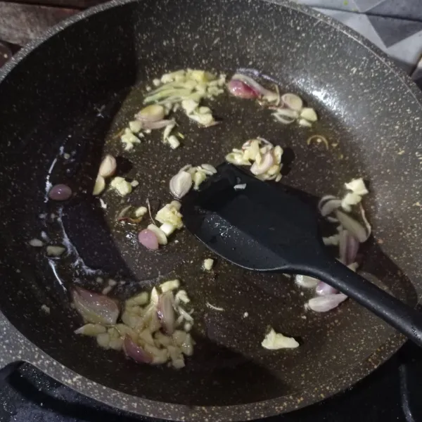 Panaskan margarin, tumis bawang merah dan bawang putih sampai layu.