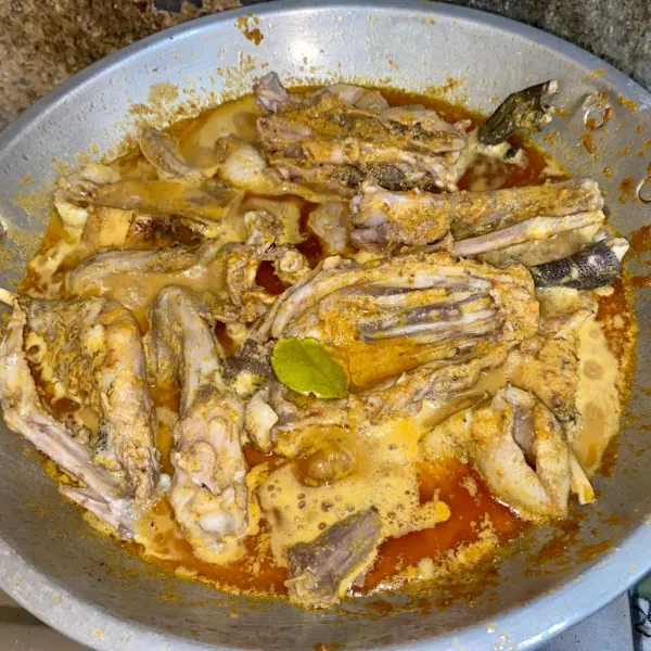 Tambahkan daging bebek, aduk rata.