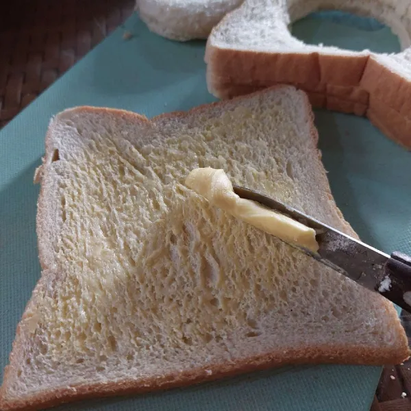 Olesi semua permukaan roti dengan margarine, tipis saja.