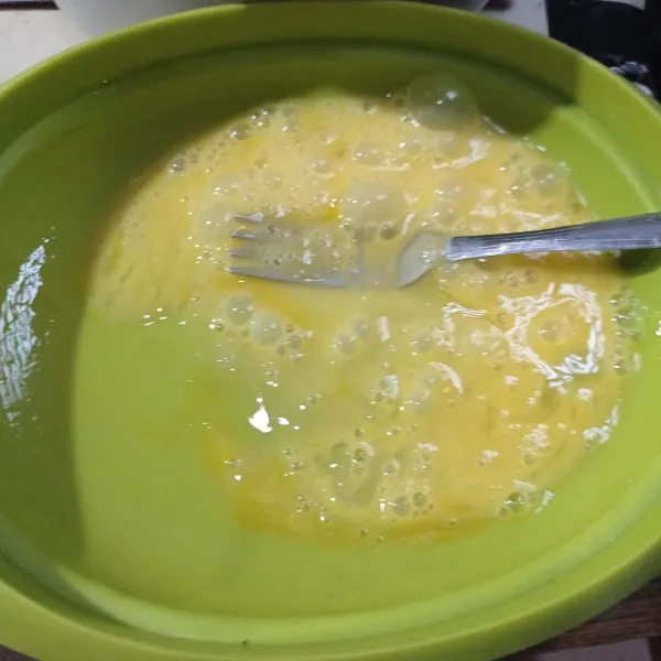 Masukan telur ke dalam wadah kemudian kocok lepas.
