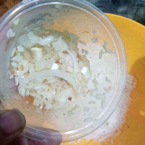 Cacah cincang kasar bawang bombay dan sisihkan.