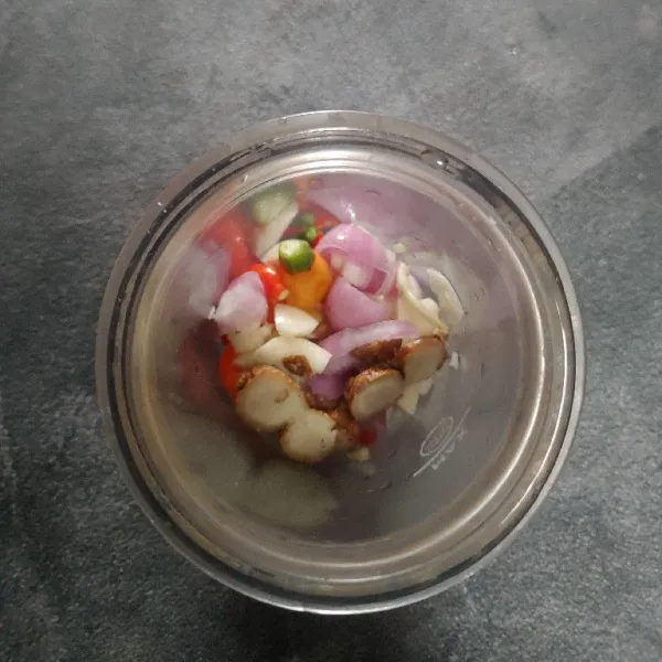 Masukan semua bahan bumbu ke dalam gelas blender, lalu haluskan.