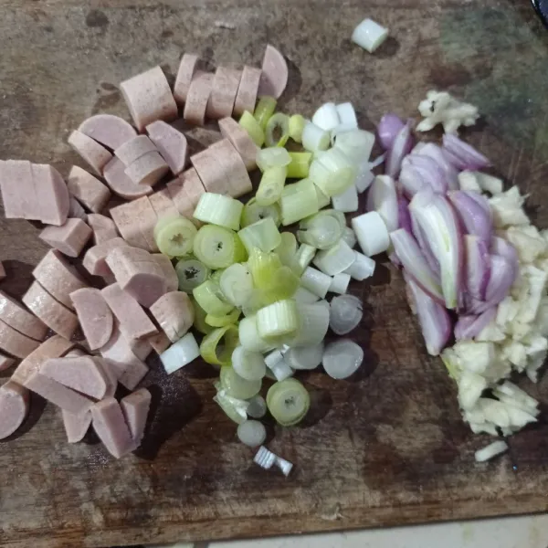 Iris bawang merah, daun bawang dan sosis, cincang bawang putih.