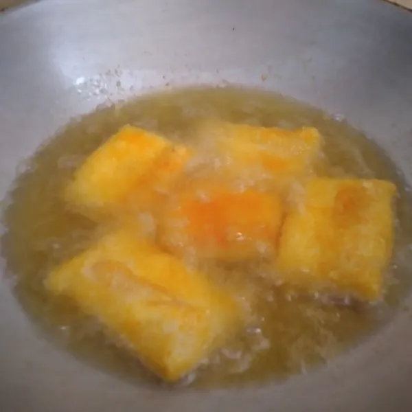 Panaskan minyak goreng risol hingga matang kedua sisi, angkat dan tiriskan dengan tisu dapur.