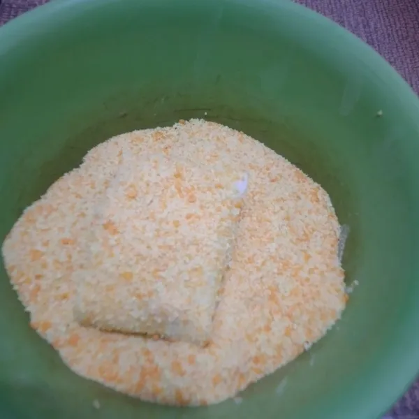 Celupkan pada sisa adonan kulit risol balur dengan tepung panir orange.
