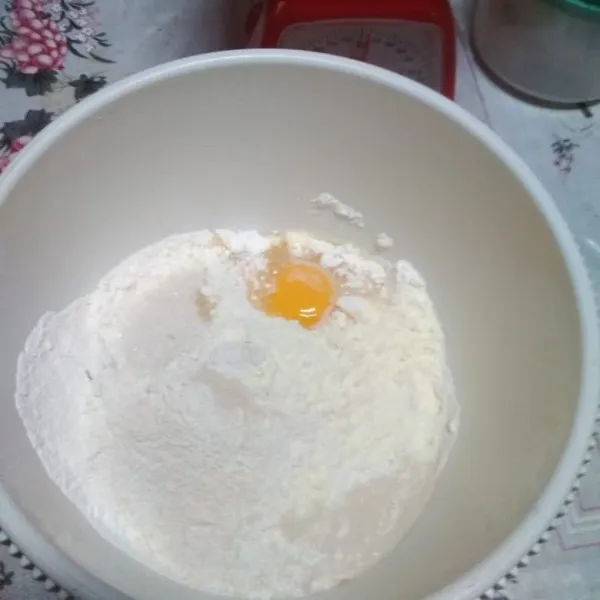 Dalam bowl campur tepung terigu, ragi instan, gula, susu bubuk dan telur ayam.